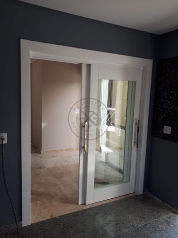 Porta com sistema de correr embutido com vidro panorâmico incolor - Imagem 9