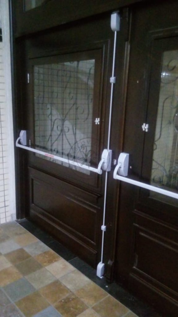 Porta com sistema de abertura dupla maciça com grade de ferro e vidro - Imagem 9