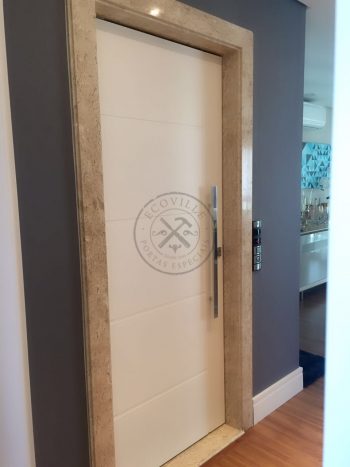 Porta pivotante com revestimento em MDF, com frisos horizontais e pintura laca P.U branco acetinado - Imagem 3