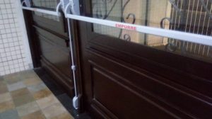 Porta com sistema de abertura dupla maciça com grade de ferro e vidro - Imagem 10