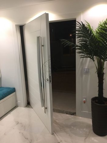 Porta pivotante com revestimento em MDF e pintura laca P.U branco acetinado - Imagem 3