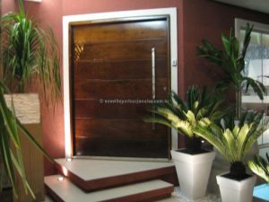 Porta pivotante reforçada com metalon de ferro no interior, revestida com lambril de imbuia - Imagem 2