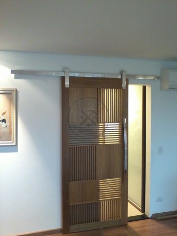 Porta de correr com trilho aparente modelo especial - Imagem 5