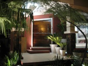 Porta pivotante reforçada com metalon de ferro no interior, revestida com lambril de imbuia - Imagem 3