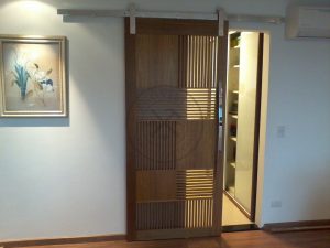 Porta de correr com trilho aparente modelo especial - Imagem 2