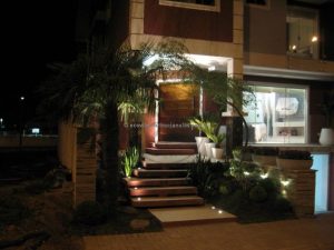 Porta pivotante reforçada com metalon de ferro no interior, revestida com lambril de imbuia - Imagem 4