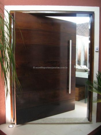 Porta pivotante reforçada com metalon de ferro no interior, revestida com lambril de imbuia - Imagem 5