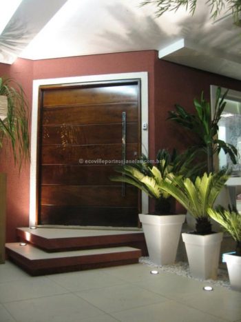 Porta pivotante reforçada com metalon de ferro no interior, revestida com lambril de imbuia - Imagem 6