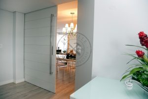 Porta com sistema de correr embutido na laje com pintura de laca P.U branco acetinado (Sayerlack) - Imagem 2