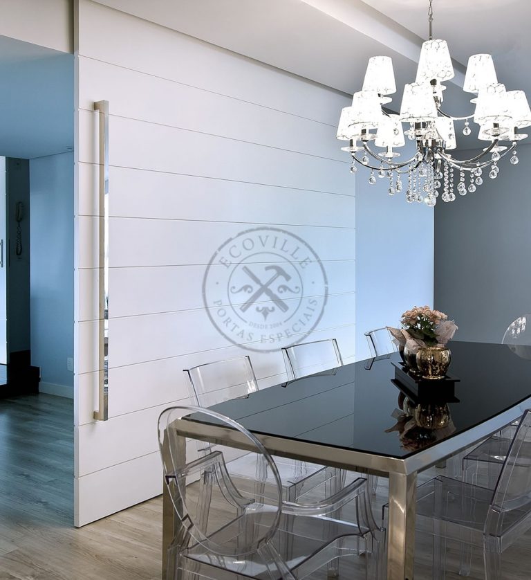 Porta com sistema de correr embutido na laje com pintura de laca P.U branco acetinado (Sayerlack)