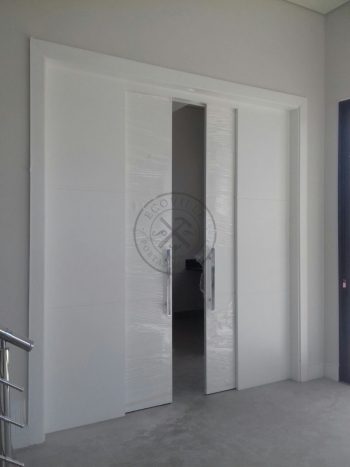 Porta com sistema de correr embutido, sendo quatro folhas duas móveis e duas fixas - Imagem 3