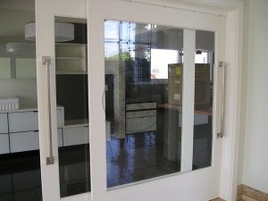 Porta com sistema de correr embutido com vidro panorâmico incolor 8 mm - Imagem 2