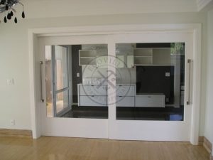 Porta com sistema de correr embutido com vidro panorâmico incolor 8 mm