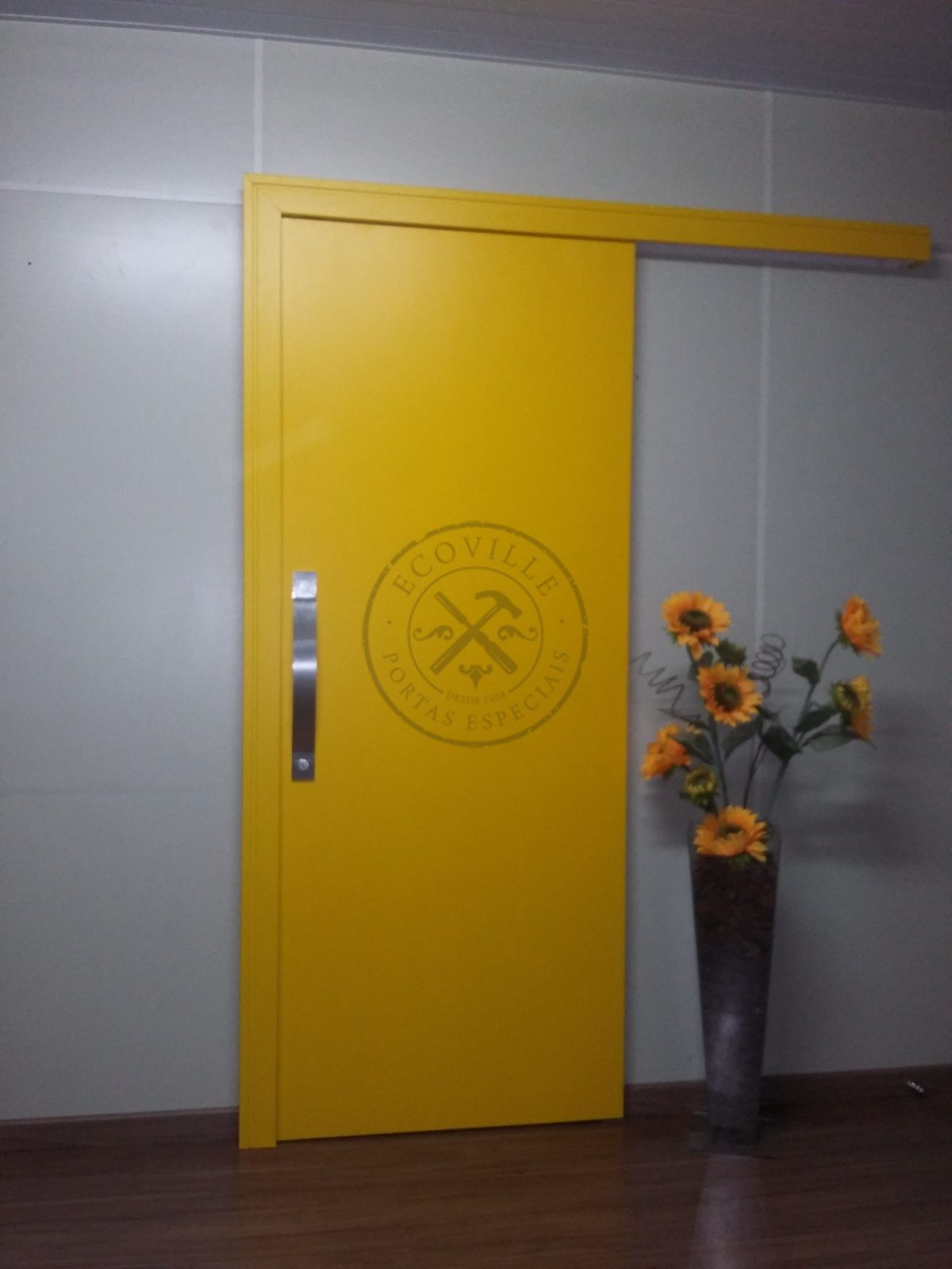 Correr-embutido-amarelo Porta com sistema de correr embutido, pintura de laca P.U amarelo acetinado (Sayerlack) - Imagem 1