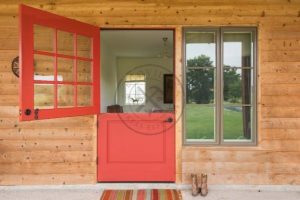 Porta em laca colorida com vidro superior quadriculado