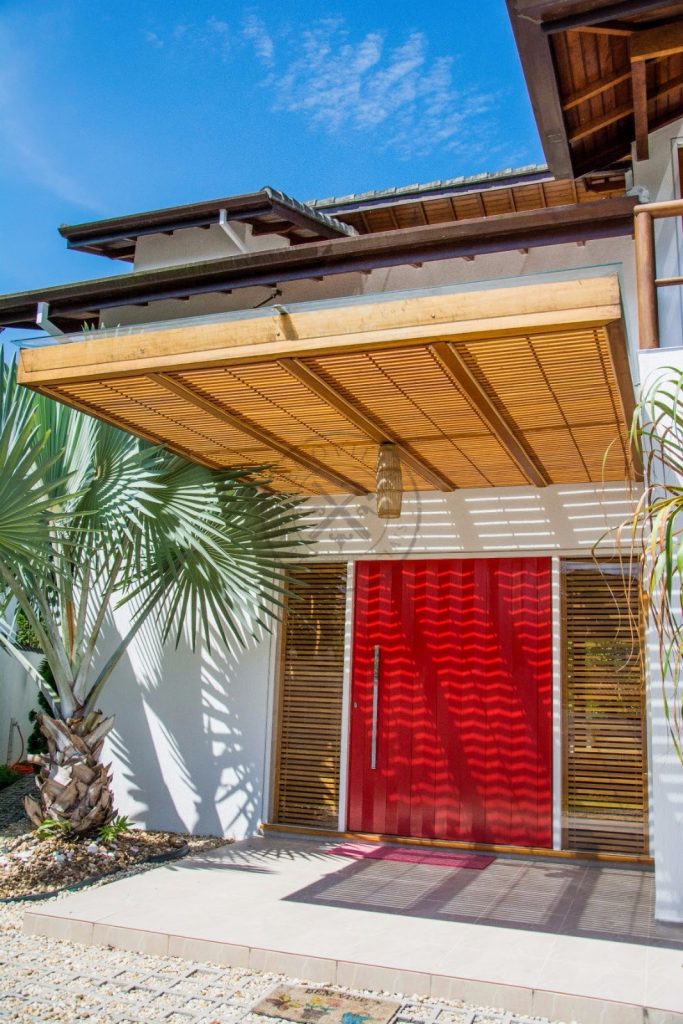 Porta pivotante com revestimento em MDF e pintura laca P.U vermelho acetinado - Imagem 2