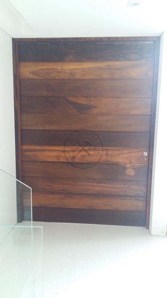 Porta pivotante de Lambril de Imbuia com bandeira superior e painel lateral fixo - Imagem 6