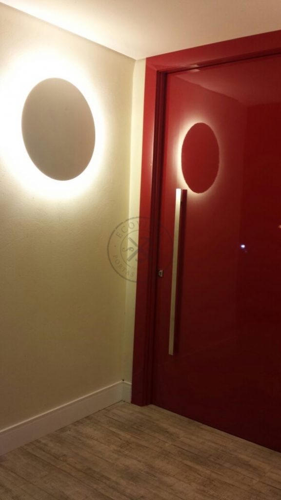 Porta pivotante com revestimento em MDF e pintura laca P.U vermelho brilhante - Imagem 3