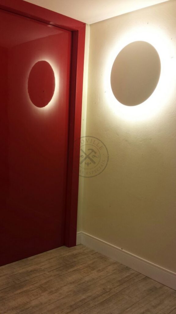 Porta pivotante com revestimento em MDF e pintura laca P.U vermelho brilhante - Imagem 4