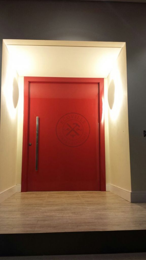 Porta pivotante com revestimento em MDF e pintura laca P.U vermelho brilhante - Imagem 5