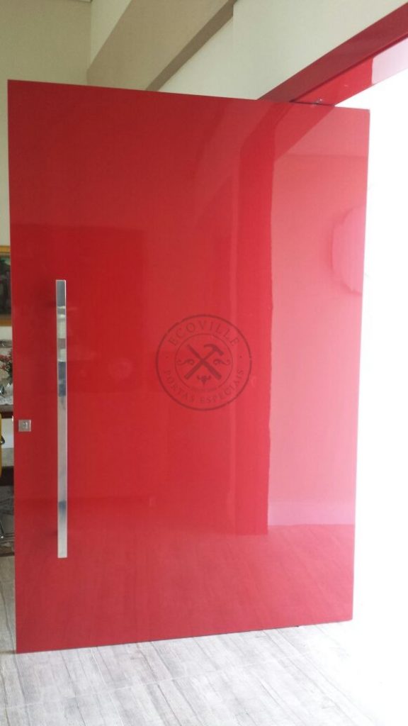 Porta pivotante com revestimento em MDF e pintura laca P.U vermelho brilhante - Imagem 6