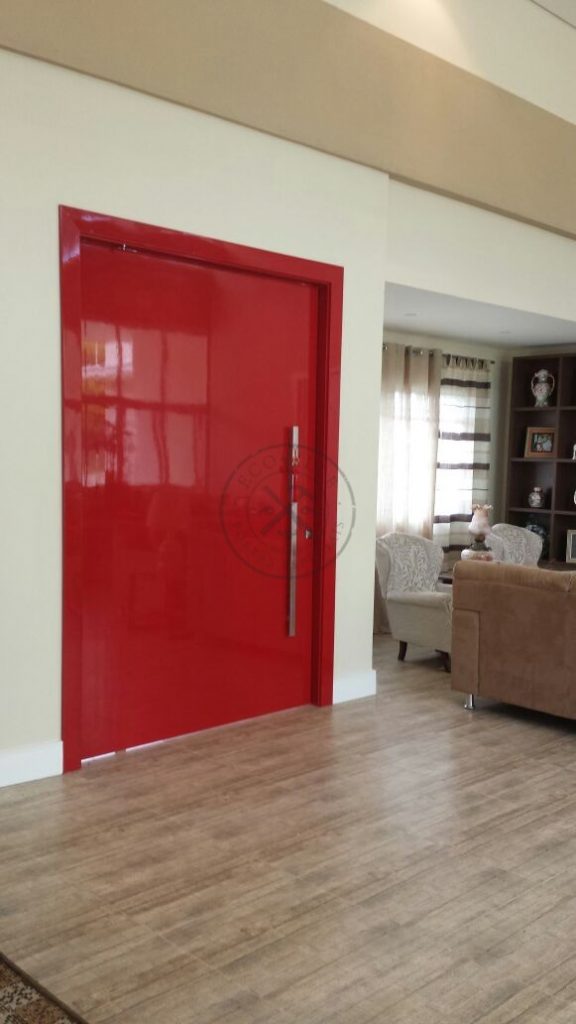 Porta pivotante com revestimento em MDF e pintura laca P.U vermelho brilhante - Imagem 7
