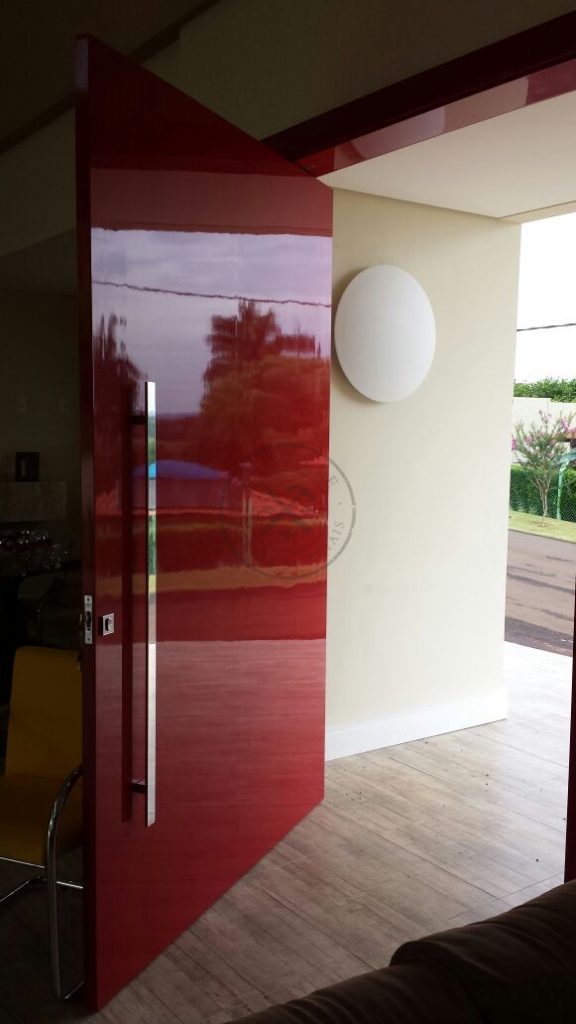 Porta pivotante com revestimento em MDF e pintura laca P.U vermelho brilhante - Imagem 8