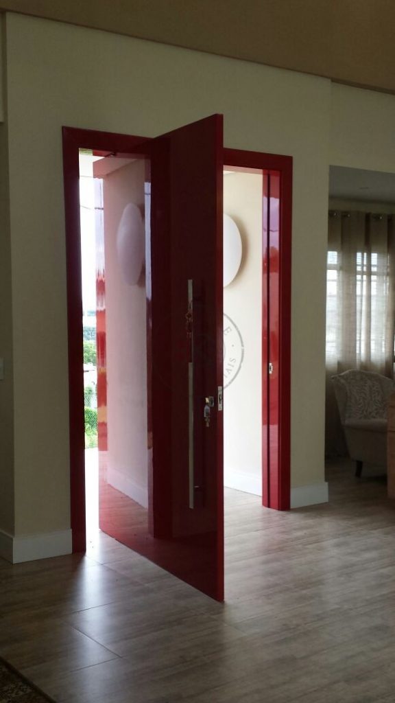 Porta pivotante com revestimento em MDF e pintura laca P.U vermelho brilhante - Imagem 9