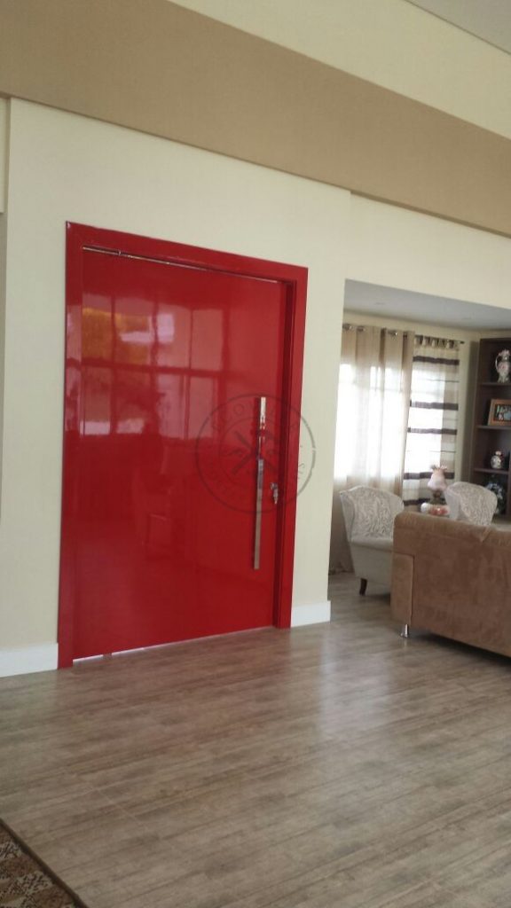 Porta pivotante com revestimento em MDF e pintura laca P.U vermelho brilhante