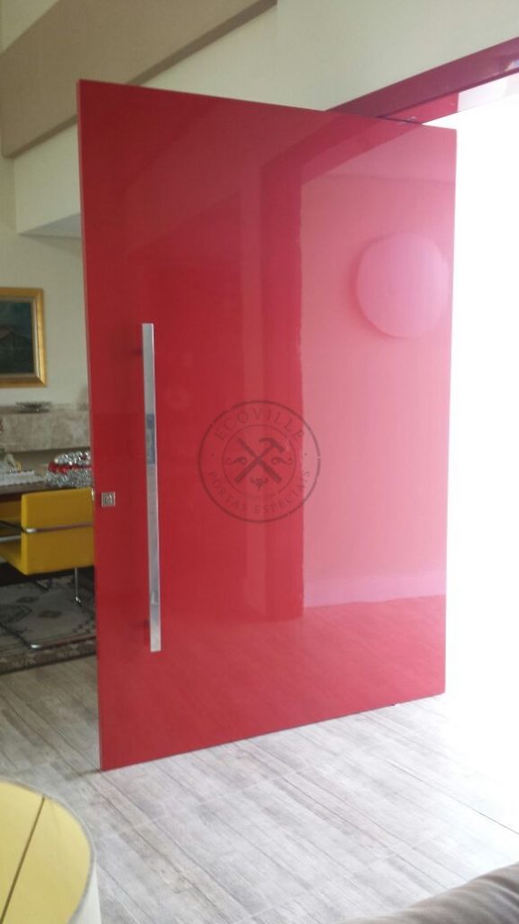 Porta pivotante com revestimento em MDF e pintura laca P.U vermelho brilhante - Imagem 2