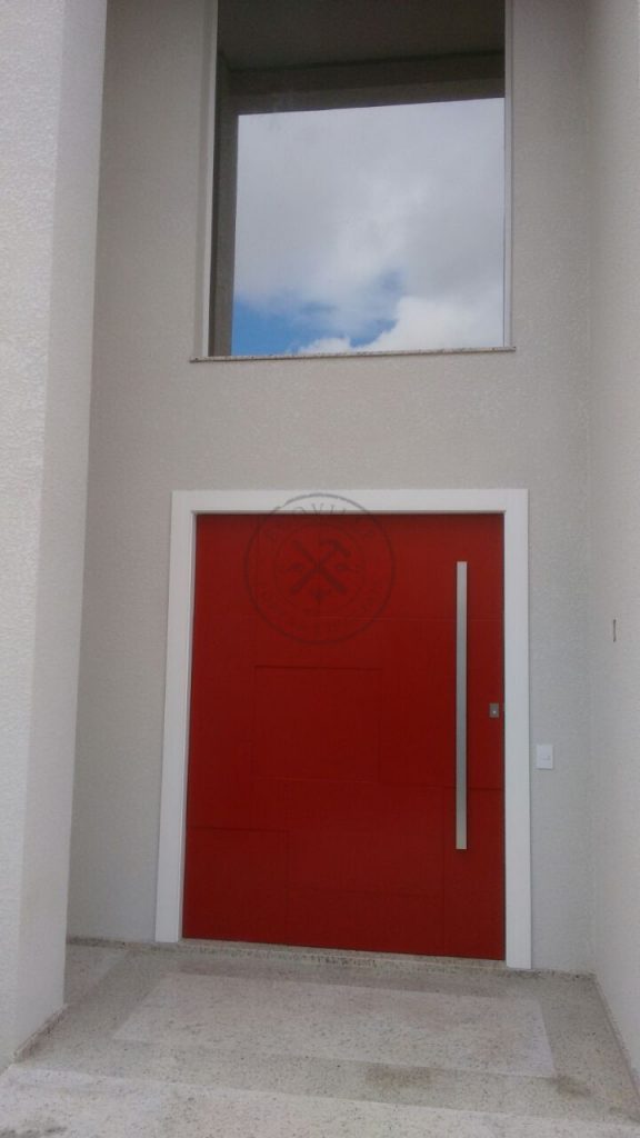 Porta pivotante com revestimento em MDF. Modelo 3D com pintura laca P.U vermelho acetinado