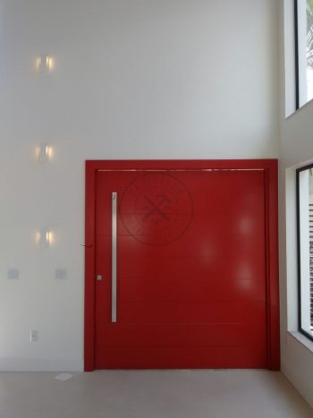 Porta pivotante com revestimento em MDF, com frisos horizontais e pintura laca P.U vermelho acetinado - Imagem 3