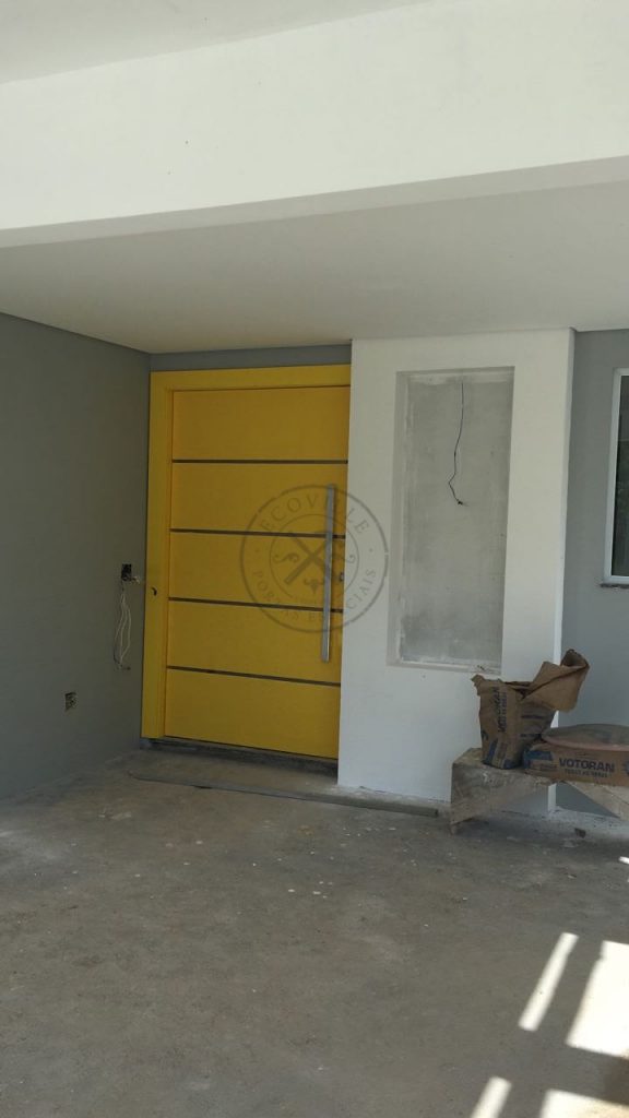 Porta pivotante com revestimento em MDF, frisos em inox e pintura laca P.U amarelo brilhante - Imagem 2