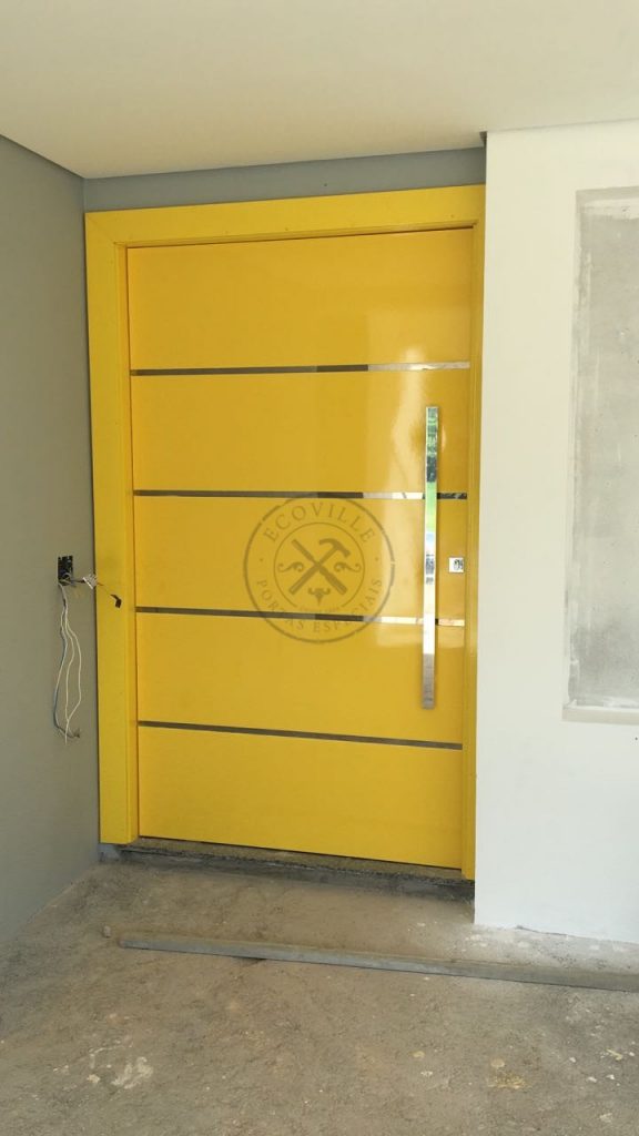 Porta pivotante com revestimento em MDF, frisos em inox e pintura laca P.U amarelo brilhante - Imagem 3