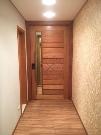 Porta pivotante em madeira maciça com visor de vidro de 8 milímetros. - Imagem 4