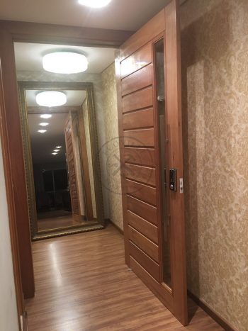 Porta pivotante em madeira maciça com visor de vidro de 8 milímetros. - Imagem 5