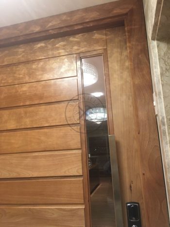 Porta pivotante em madeira maciça com visor de vidro de 8 milímetros. - Imagem 6