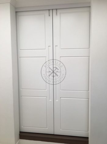 Porta de correr com trilho aparente e revestimento em MDF com pintura laca P.U branco acetinado - Imagem 3