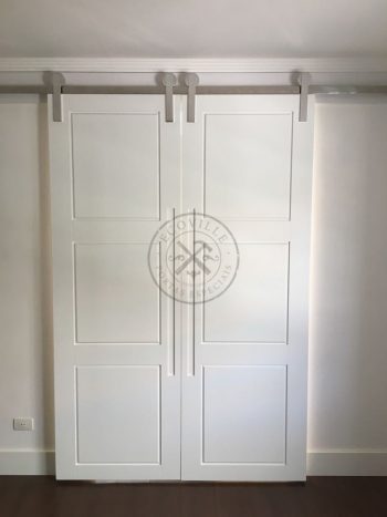 Porta de correr com trilho aparente e revestimento em MDF com pintura laca P.U branco acetinado - Imagem 4