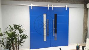 Porta de correr com trilho aparente e revestimento em MDF com pintura laca P.U azul acetinado - Imagem 2