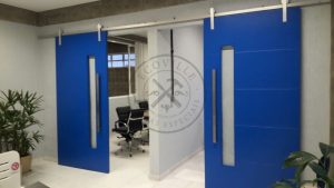 Porta de correr com trilho aparente e revestimento em MDF com pintura laca P.U azul acetinado - Imagem 3