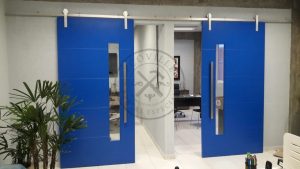 Porta de correr com trilho aparente e revestimento em MDF com pintura laca P.U azul acetinado - Imagem 4