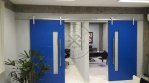 Porta de correr com trilho aparente e revestimento em MDF com pintura laca P.U azul acetinado - Imagem 5