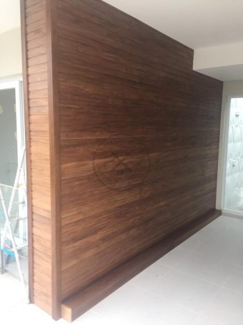 Porta pivotante de lambril maciço com painéis e bandeira seguindo o mesmo alinhamento da porta - Imagem 8