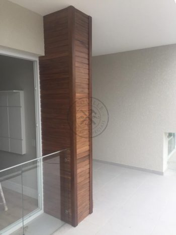 Porta pivotante de lambril maciço com painéis e bandeira seguindo o mesmo alinhamento da porta - Imagem 9