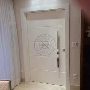 Porta pivotante com revestimento em MDF e pintura laca P.U branco acetinado - Imagem 2