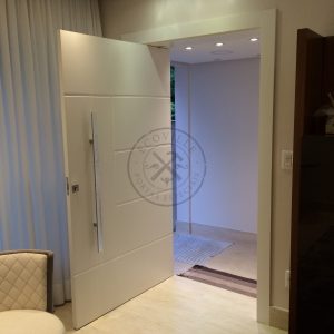 Porta pivotante com revestimento em MDF e pintura laca P.U branco acetinado - Imagem 3