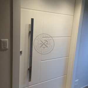 Porta pivotante com revestimento em MDF e pintura laca P.U branco acetinado - Imagem 4