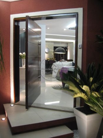 Porta pivotante reforçada com metalon de ferro no interior, revestida com lambril de imbuia - Imagem 7