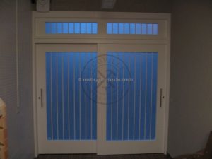 Porta de correr em madeira maciça de Imbuia reforçado com ferro